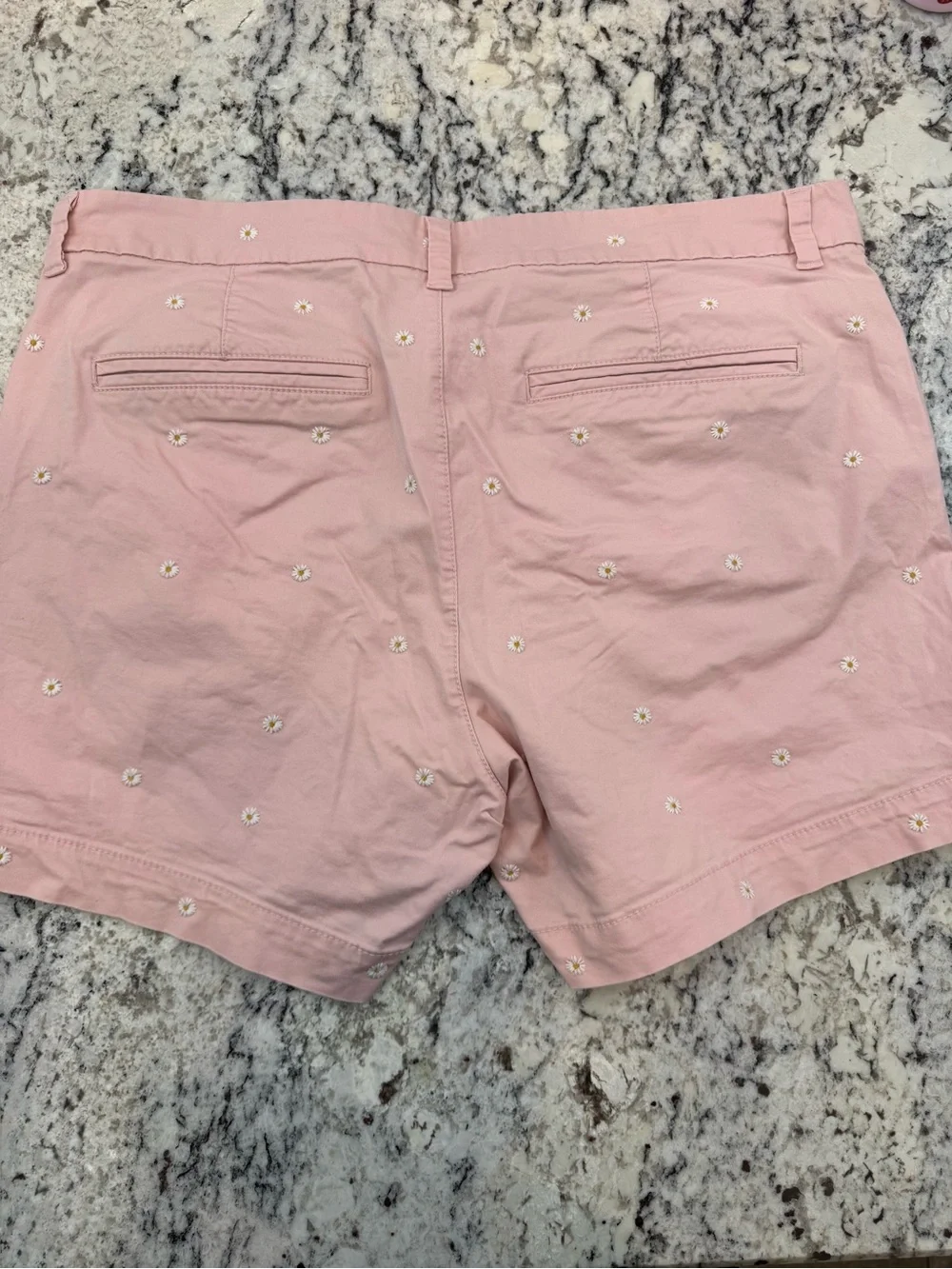 Old Navy Pink Daisy Embroidered Mid-Rise Everyday Shorts Women’s 14